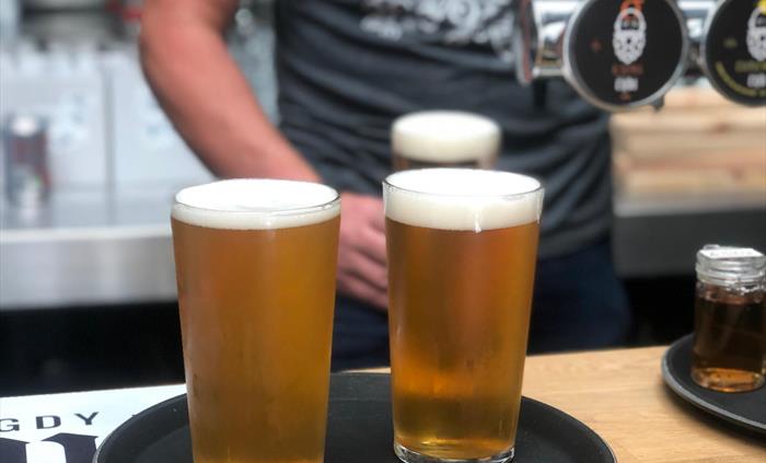 Drink in or take away! Tasting sessions by appointment.  Yfed i mewn neu adref. Sesiynnau blasu ar gael drwy apwyntiad.